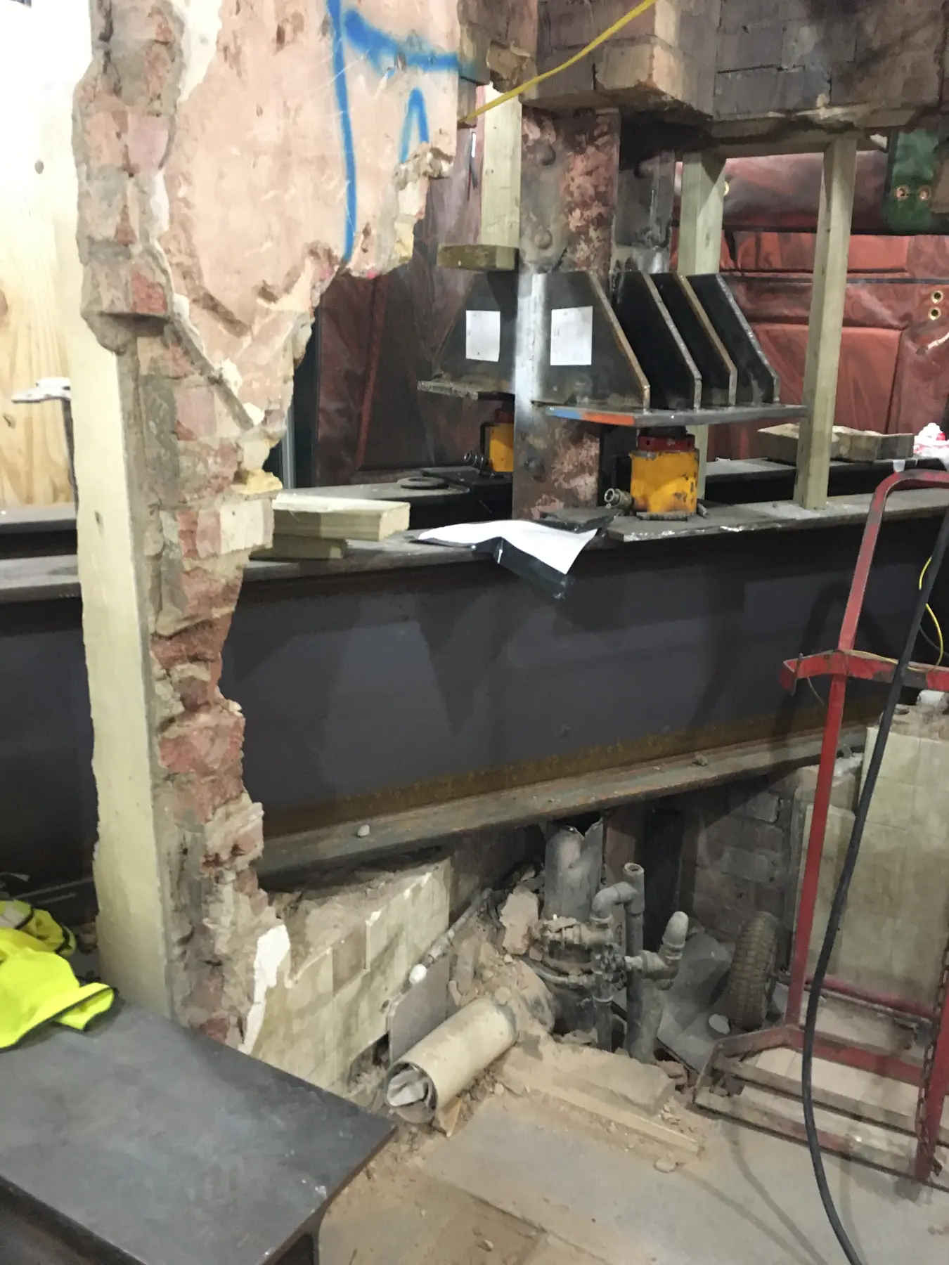 Installed jacking and plunge-column arrangement at 50 Sloane Street
